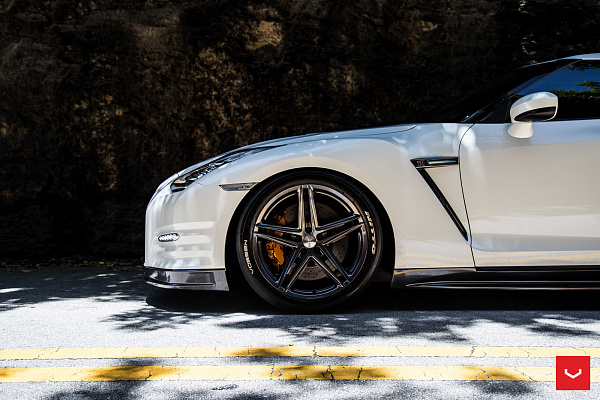 Фото дисков Vossen VFS-5 Глянцевый графит на Nissan GT-R
