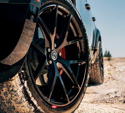 Фото дисков HRE P101 на Land Rover Defender II