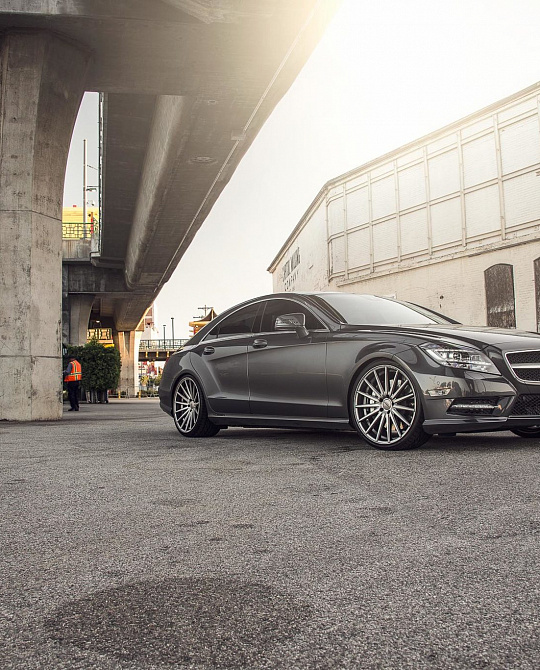 Фото дисков VFS-2 Глянцевый графит на Mercedes-Benz CLS (C218)
