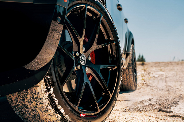 Фото дисков HRE P101 Черный глянец на Land Rover Defender II