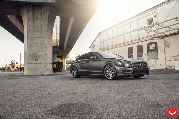 Фото дисков Vossen VFS-2 Глянцевый графит на Mercedes-Benz CLS (C218)