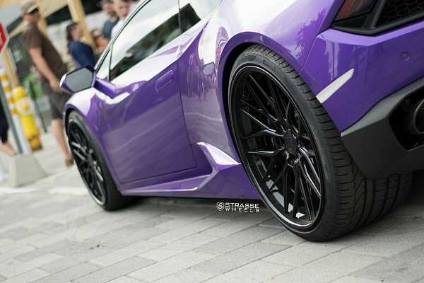 Фото дисков Strasse Wheels SV10M Deep Concave FS Черный глянец на Lamborghini Huracan