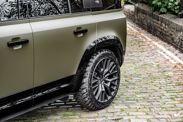 Фото дисков Kahn RS 3.0 Черный сатин на Land Rover Defender II