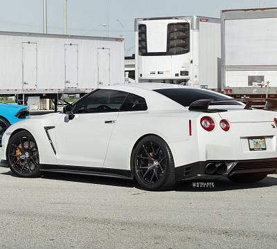Фото дисков Strasse Wheels SM5R Deep Concave Monoblock на Nissan GT-R