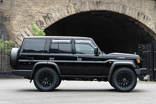 Фото дисков Kahn G22 DC Черный сатин на Toyota Land Cruiser 70