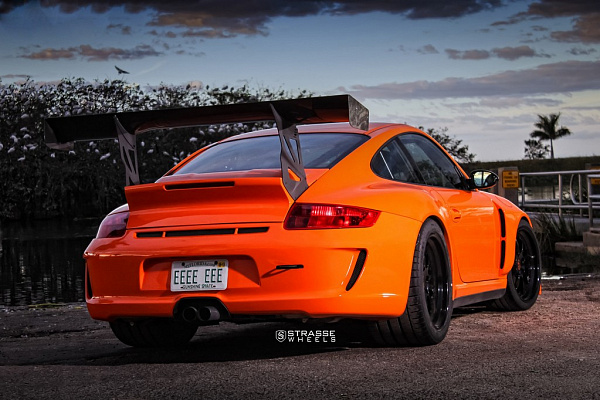 Фото дисков Strasse Wheels R10 Performance Черный глянец на Porsche 911 VI