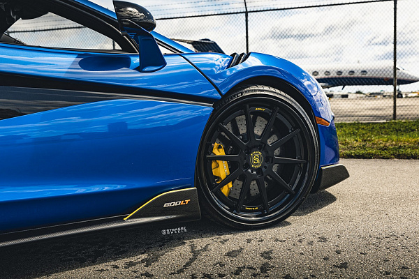 Фото дисков Strasse Wheels R10 Deep Concave FS Черный сатин на McLaren 600