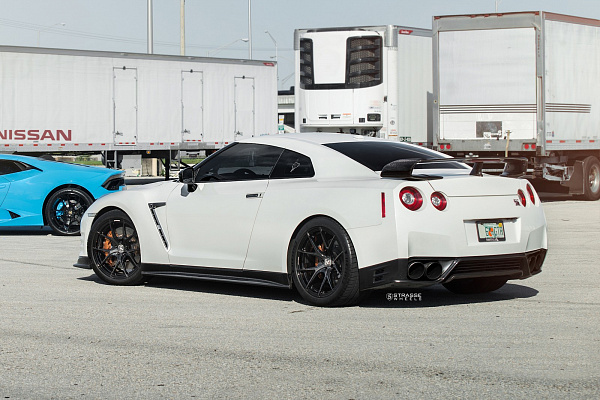 Фото дисков Strasse Wheels SM5R Deep Concave Monoblock Другой цвет на Nissan GT-R