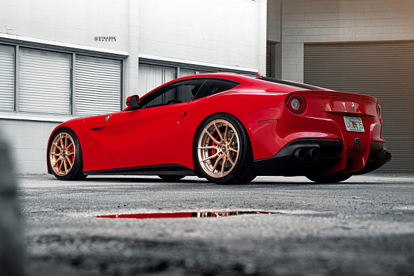 Фото дисков Strasse Wheels SV5 Deep Concave Duoblock Сатиновое золото на Ferrari 812