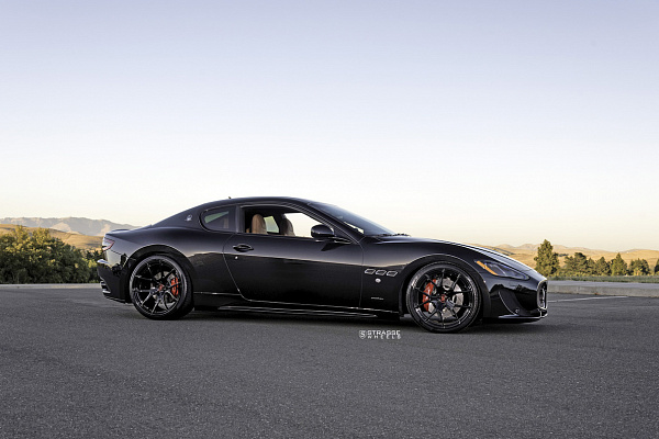 Фото дисков Strasse Wheels SM5R Deep Concave Monoblock Черный глянец на Maserati GranTurismo I