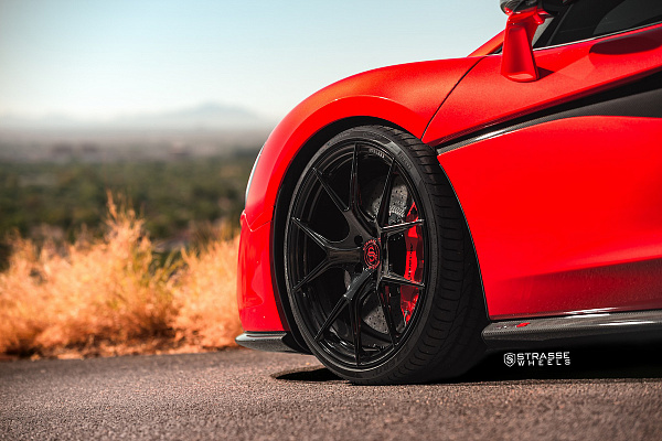 Фото дисков Strasse Wheels SM5R Deep Concave Monoblock Черный глянец на McLaren 570S