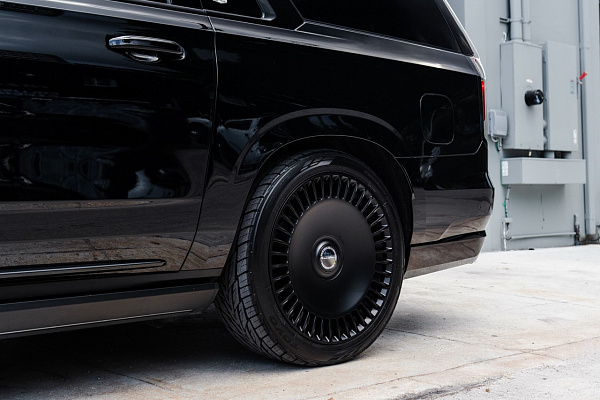 Фото дисков Brixton Forged LX16 Черный сатин на Cadillac Escalade V