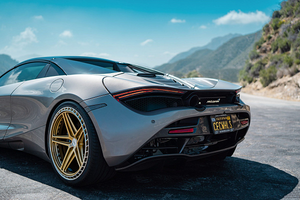 Фото дисков CEC C25 Глянцевое золото на McLaren 720S