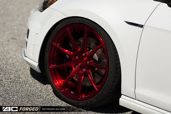 Фото дисков BC Forged RZ39 Красный глянец на Volkswagen Golf VII
