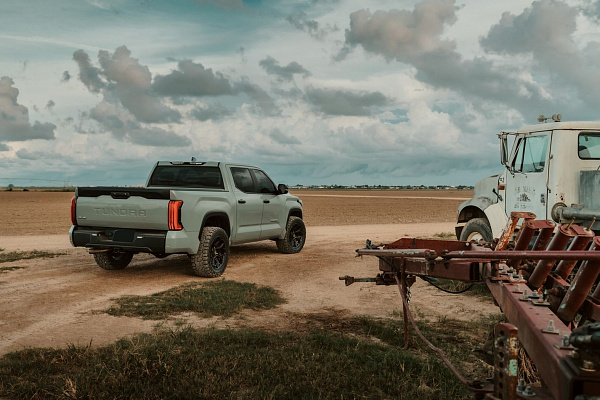 Фото дисков 4PLAY 4P83 Черный глянец на Toyota Tundra III