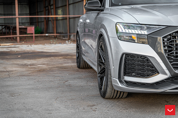 Фото дисков Vossen HF-7 Черный глянец на Audi Q8