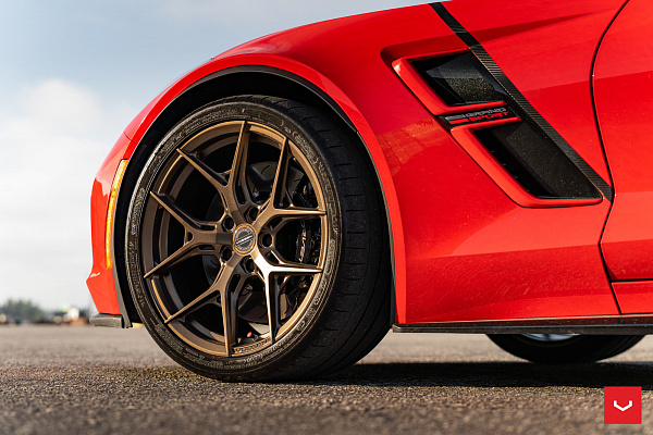 Фото дисков Vossen HF-5 Сатиновая бронза на Chevrolet Corvette C7