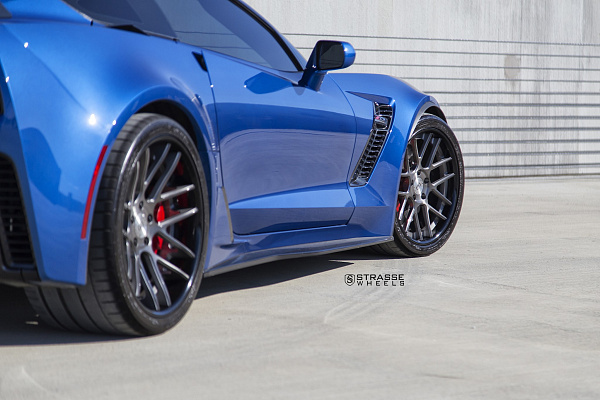 Фото дисков Strasse Wheels SM7 Deep Concave Сатиновый темный лак на Chevrolet Corvette C7