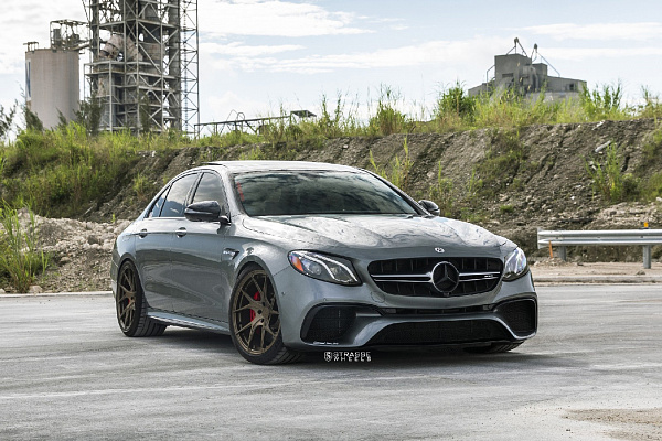 Фото дисков Strasse Wheels SM5RT Deep Concave Monoblock Сатиновая темная бронза на Mercedes-Benz E-Class (W213, S213, C238)