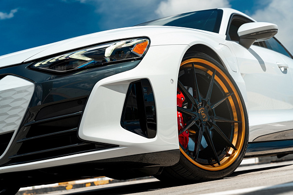 Фото дисков Strasse Wheels SV10 Deep Concave FS Черный глянец на Audi E-tron GT