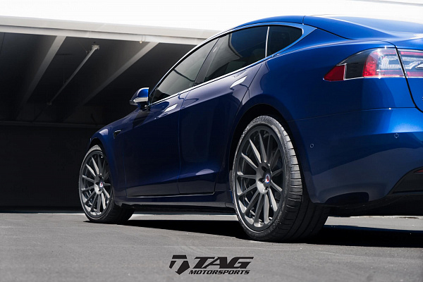 Фото дисков HRE 303M Сатиновый графит на Tesla Model S