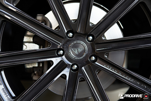 Фото дисков Vossen UV-2 Глянцевый темный лак на Land Rover Discovery V