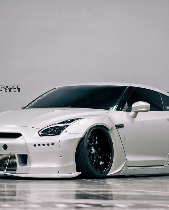 Фото дисков SV8 Signature Черный глянец на Nissan GT-R