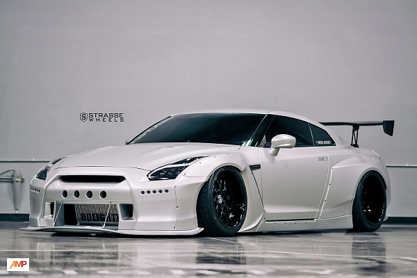 Фото дисков Strasse Wheels SV8 Signature Черный глянец на Nissan GT-R