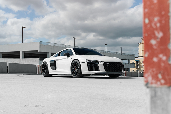 Фото дисков Strasse Wheels SV10 Deep Concave Duoblock Черный глянец на Audi R8 (4S)