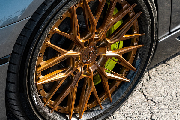 Фото дисков Strasse Wheels SV10M Track Сатиновая бронза на Lamborghini Aventador
