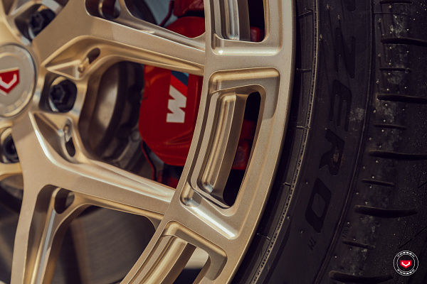 Фото дисков Vossen LC3-01 Глянцевое золото на BMW XM