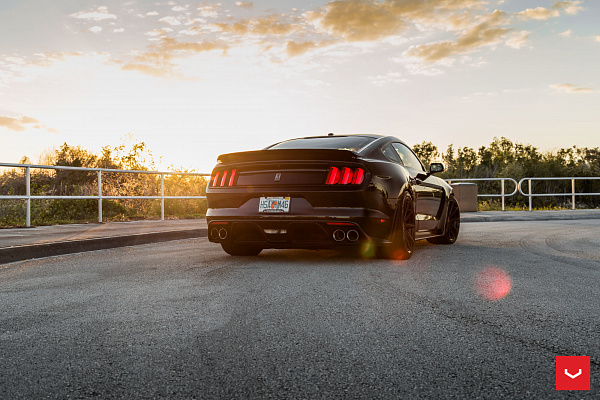 Фото дисков Vossen VFS-10 Черный глянец на Ford Mustang VI