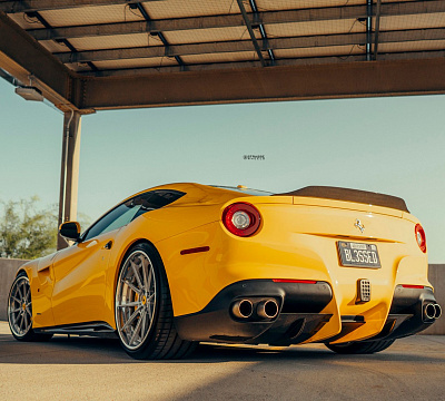 Фото дисков Strasse Wheels SV10 Deep Concave FS на Ferrari 812