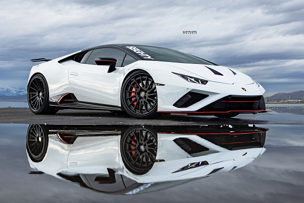 Фото дисков Strasse Wheels SV15T Deep Concave FS Черный матовый на Lamborghini Huracan