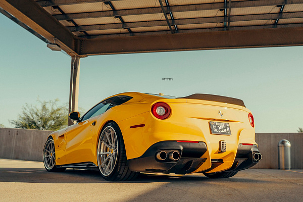 Фото дисков Strasse Wheels SV10 Deep Concave FS Глянцевый лак на Ferrari 812