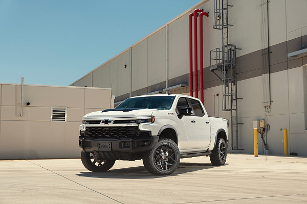 Фото дисков 4PLAY 4P06 Черный сатин на Chevrolet Silverado IV