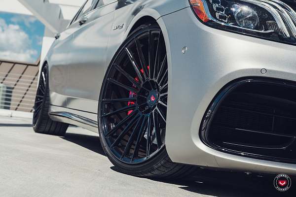 Фото дисков Vossen S17-04 Черный глянец на Mercedes-Benz S-Class (W222, C217)