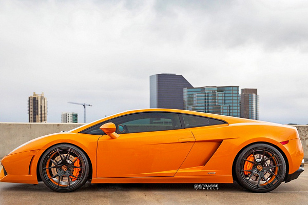 Фото дисков Strasse Wheels SM5R Deep Concave Monoblock Другой цвет на Lamborghini Gallardo