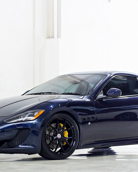 Фото дисков P101 Черный глянец на Maserati GranTurismo I