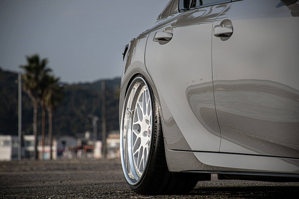 Фото дисков HRE 300 Белый глянец на Lexus IS III