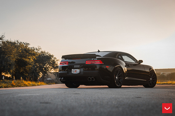 Фото дисков Vossen VFS-10 Глянцевый графит на Chevrolet Camaro V