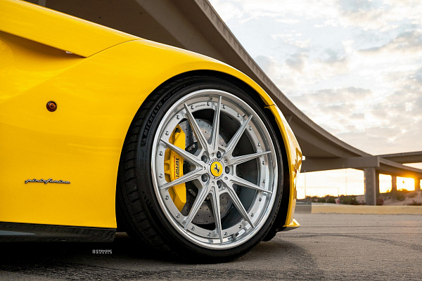 Фото дисков Strasse Wheels SV10 Deep Concave FS Глянцевый лак на Ferrari 812