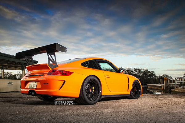 Фото дисков Strasse Wheels R10 Performance Черный глянец на Porsche 911 VI
