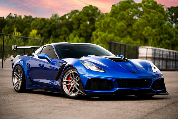 Фото дисков Strasse Wheels SV4 Deep Concave Duoblock Сатиновый темный лак на Chevrolet Corvette C7