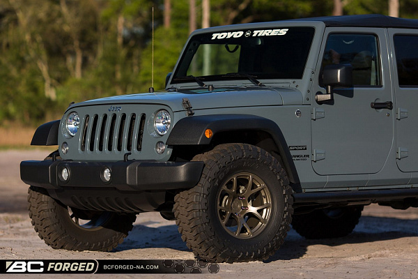 Фото дисков BC Forged RZ05 Сатиновая бронза на Jeep Wrangler III (JK)