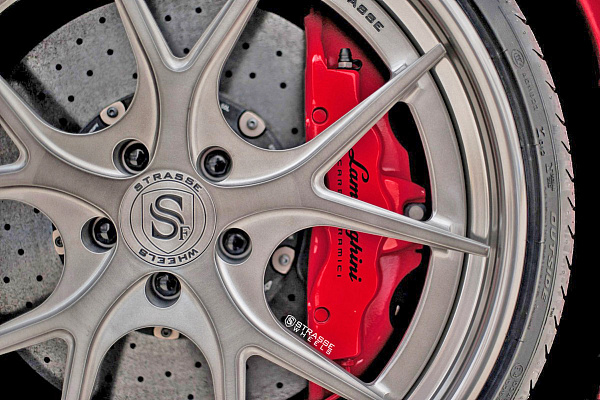 Фото дисков Strasse Wheels SM5R Deep Concave FS Сатиновый темный лак на Lamborghini Huracan