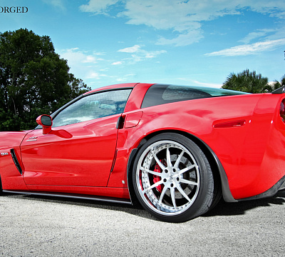 Фото дисков Strasse Wheels R10 Signature на Chevrolet Corvette C6