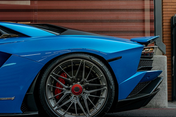Фото дисков Brixton Forged VL4 Сатиновый темный лак на Lamborghini Aventador
