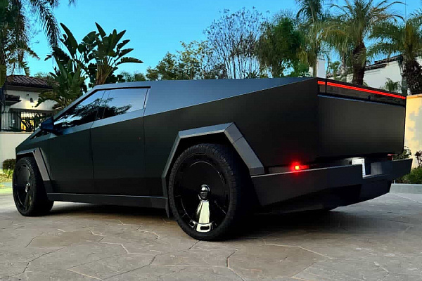Фото дисков Giovanna Amur Черный глянец на Tesla Cybertruck