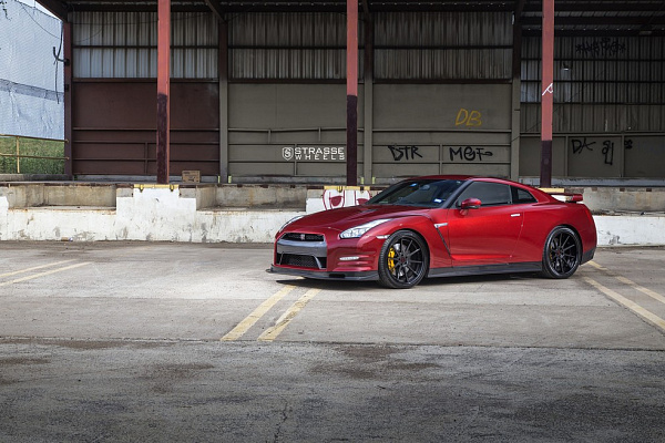 Фото дисков Strasse Wheels R10 Deep Concave Другой цвет на Nissan GT-R